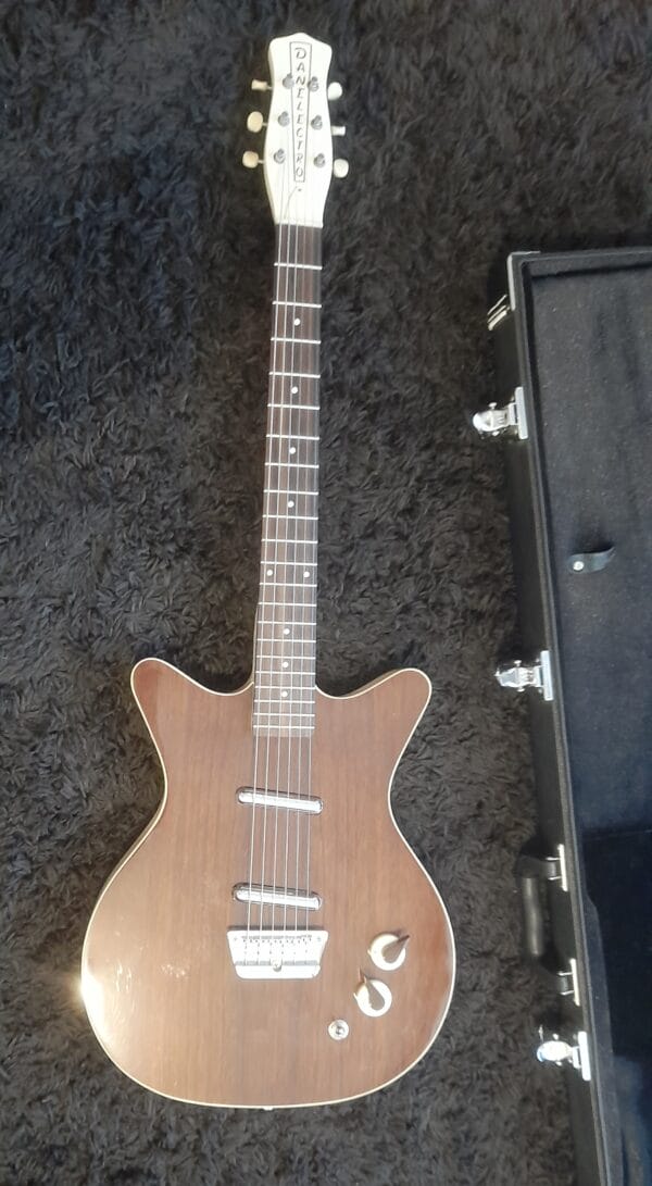 Guitarra Danelectro 59 Divine, en impecables condiciones + Case Rockbag