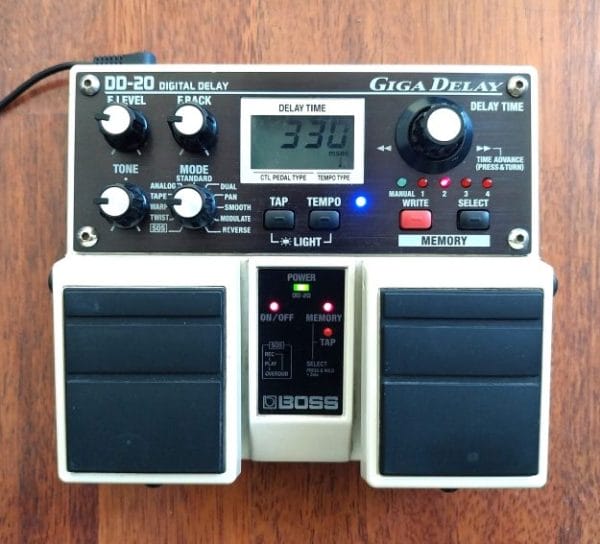 Pedal de efecto DELAY Boss DD-20 para guitarra.