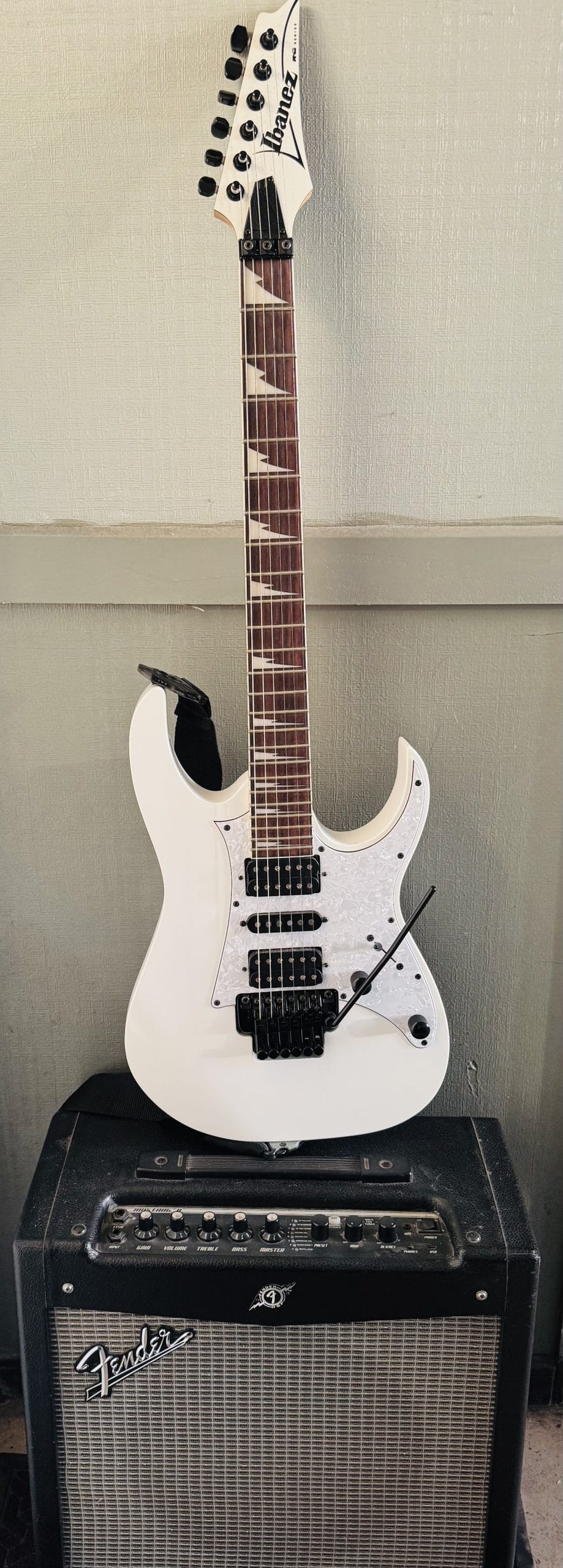 Pack Guitarra Ibanez RG 350DXZ + Amplificador Fender + Funda + Cable jack