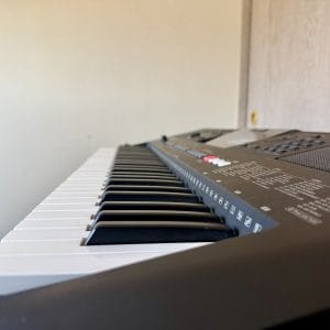 Yamaha PSR-E463 + Atril Reino Key 01 – PA-150B original